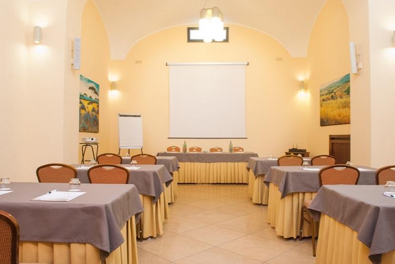 Le Cheminée Business Hotel 4*